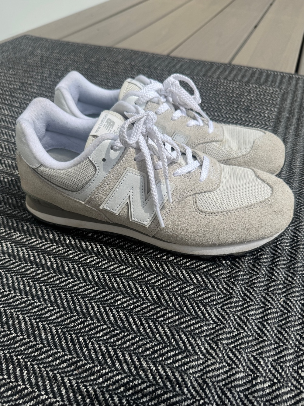 New Balance 547 unisex Sneakers in Light Gray and White. Women’s 7.5/ Boy’s 6.5